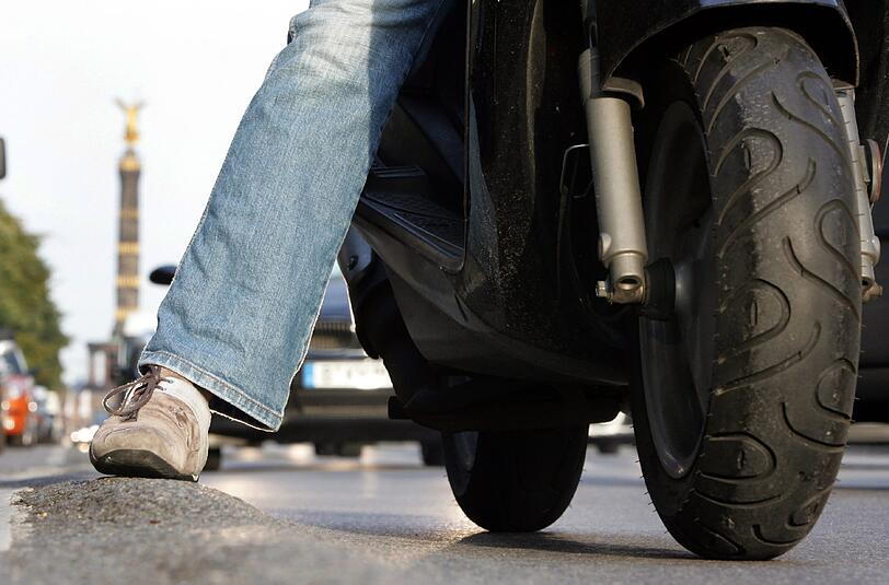 Glück im Unglück: Ein Rollerfahrer wird von einer Luftdruckwaffe beschossen, bleibt aber unverletzt (Symbolbild).