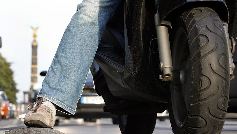 Glück im Unglück: Ein Rollerfahrer wird von einer Luftdruckwaffe beschossen, bleibt aber unverletzt (Symbolbild). Glück im Unglück: Ein Rollerfahrer wird von einer Luftdruckwaffe beschossen, bleibt aber unverletzt (Symbolbild).