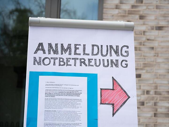Ein Flipchart mit der Aufschrift "Anmeldung Notbetreuung". Foto: Daniel Reinhardt/dpa/Symbolbild