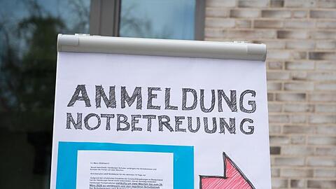 Ein Flipchart mit der Aufschrift "Anmeldung Notbetreuung". Foto: Daniel Reinhardt/dpa/Symbolbild