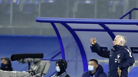 Frankreichs Trainer Didier Deschamps (r) gestikuliert am Spielfeldrand.