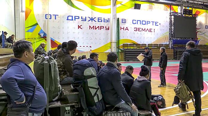 Russlands Präsident Wladimir Putin hat eine Mobilmachung verkündet - viele Russen verlassen das Land.