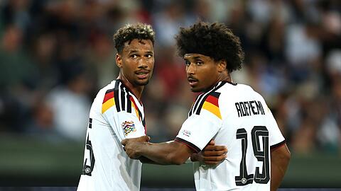 Schwarze Nationalspieler, hier Bambas&eacute; Cont&eacute; und Karim Adeyemi, sind nach Angaben der "Sportschau"-Redaktion immer &ouml;fter Zielscheibe rassistischer Entgleisungen in den sozialen Medien.