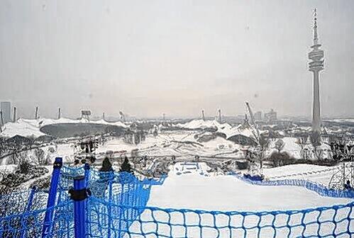 Das ist die Aussicht der Fahrer beim Parallelslalom vor dem Start. Der Zuschauerbereich im Olympiasee grenzt direkt an die Zieleinfahrt an.