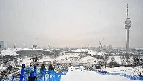 Das ist die Aussicht der Fahrer beim Parallelslalom vor dem Start. Der Zuschauerbereich im Olympiasee grenzt direkt an die Zieleinfahrt an. Das ist die Aussicht der Fahrer beim Parallelslalom vor dem Start. Der Zuschauerbereich im Olympiasee grenzt direkt an die Zieleinfahrt an.
