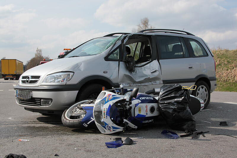 Ein 67-jähriger Rentner nimmt einem Motorradfahrer die Vorfahrt. Der wird schwer verletzt.