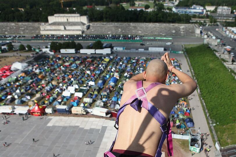Was nackte Haut angeht, sieht es in Nürnberg bisher mau aus. Einzig ein nackter Rücken, der auf den Parkplatz starrt. 20 Punkte für den Ring.