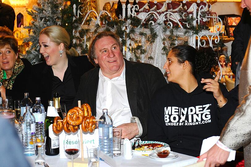 Das zünftige Essen scheint Gerard Depardieu und seiner Tochter Roxane zu schmecken