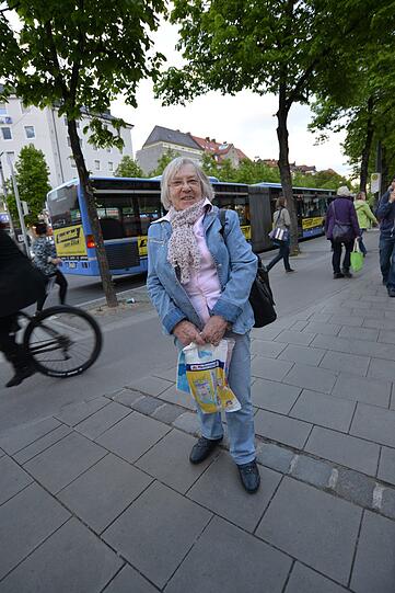Christine Deininger (75):Mit 18 würde ich reisen gehen. Da lernt man so viel als junger Mensch. Abitur, dann gleich studieren und dann in den Job, das ist, glaube ich, nicht gut. Wenn ich nochmal jung wäre, würde ich rausgehen und mir die Welt anschauen. Ich war vor kurzem in Australien. Das ist ein super Land für junge Leute.