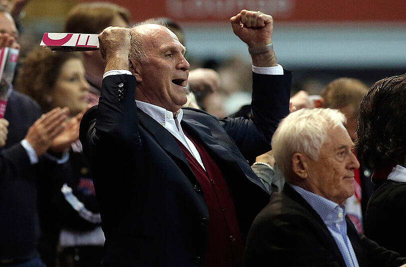 Uli Hoeneß war am Samstag mit seiner Frau Susi im Audi Dome zu Gast und bejubelte den Sieg des FC Bayern.