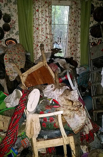 Müll, Exkremente, Tier-Kadaver: Die Bilder aus dem Horror-Haus sind kaum zu ertragen.
