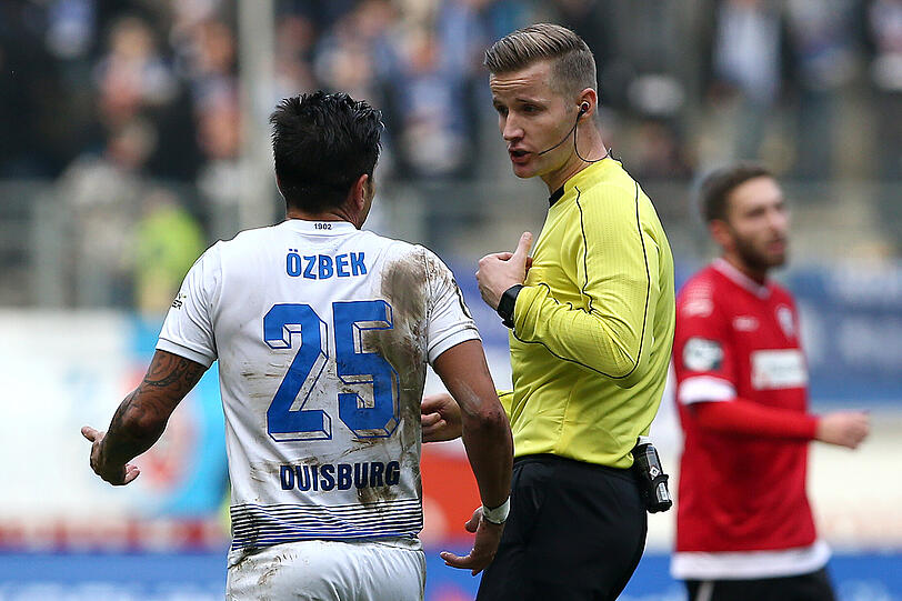 Baris Özbek und die Schiedsrichter...