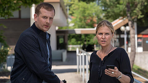 "Die Chefin: Gier": Maximilian Murnau (Christoph Schechinger) und Vera Lanz (Katharina Böhm) auf der Suche nach dem Mörder
