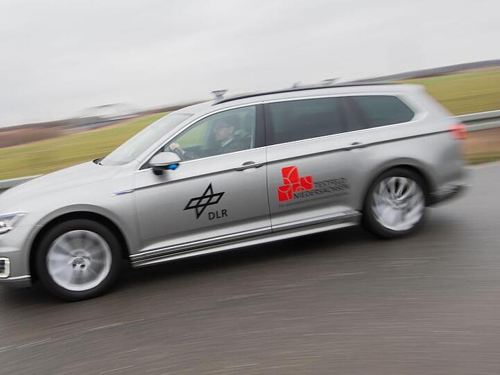 Auf dem Weg zum automatisierten Fahren werden auf einem neuen Testfeld bei Braunschweig vernetzte Autos erprobt.