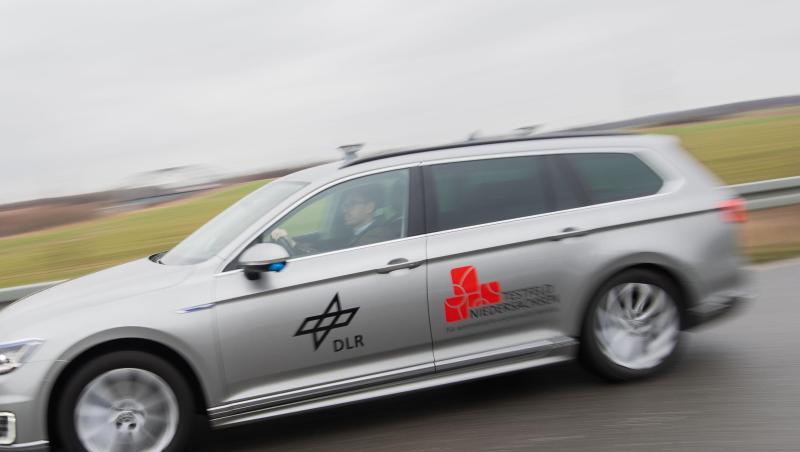 Auf dem Weg zum automatisierten Fahren werden auf einem neuen Testfeld bei Braunschweig vernetzte Autos erprobt. Auf dem Weg zum automatisierten Fahren werden auf einem neuen Testfeld bei Braunschweig vernetzte Autos erprobt.