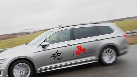 Auf dem Weg zum automatisierten Fahren werden auf einem neuen Testfeld bei Braunschweig vernetzte Autos erprobt.