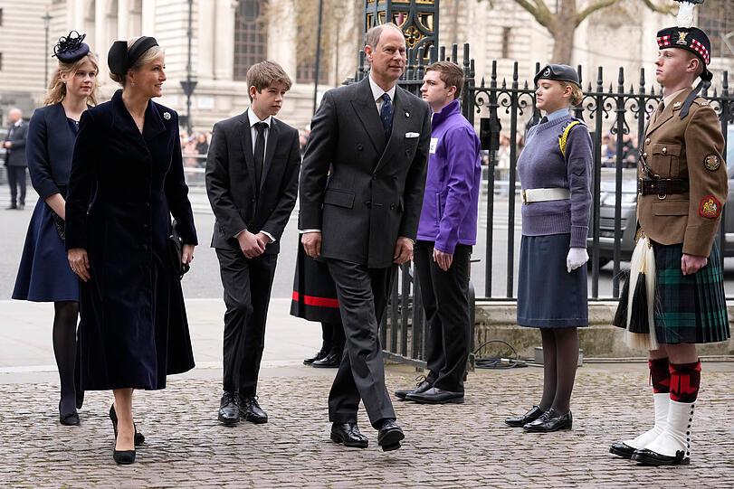 Prinz Edward (r-l) und seine Frau Sophie, die Gräfin von Wessex, mit ihren Kindern Lady Louise Mountbatten-Windsor und Viscount Severn.