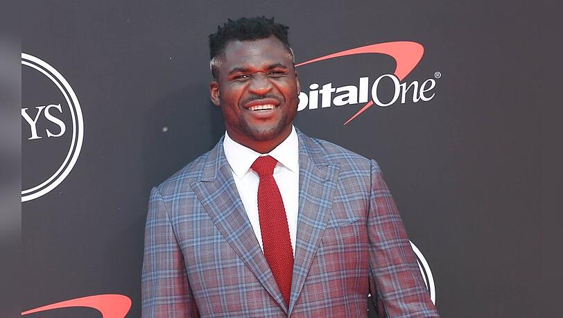 Francis Ngannou trauert öffentlich. Francis Ngannou trauert öffentlich.