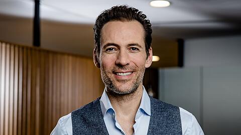 Das "People Magazine: Investigativ" mit Alexander Mazza startet am 17. August 2024, 18:15 Uhr, auf TLC und ist bereits eine Woche vorher, ab 10. August, auf discovery+ verfügbar.