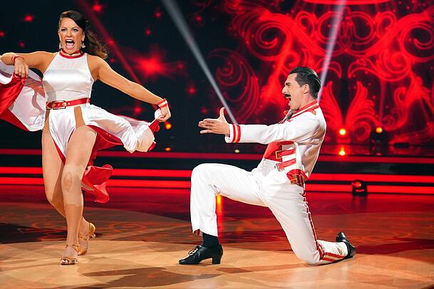 Christine Neubauer und Valentin Lusin gaben beim Paso Doble alles. Doch sie mussten die Show verlassen. Christine Neubauer und Valentin Lusin gaben beim Paso Doble alles. Doch sie mussten die Show verlassen.