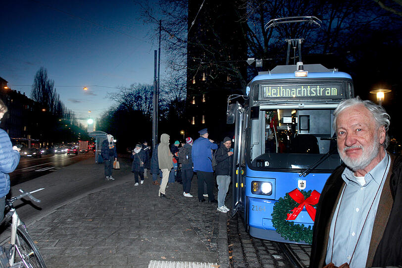 Münchens Seniorenbeirats-Chef Reinhard Bauer (75) ärgert sich: "Vor Onlinebuchungen seine Ruhe haben zu wollen, ist ein Menschenrecht." Und fordert eine telefonische Reservierungsmöglichkeit für die beliebte Christkindltram.