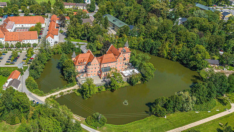 Das historische Wasserschloss in Taufkirchen an der Vils wird zur neuen Heimat des Restaurants Sissi, das ab Fr&uuml;hjahr 2026 G&auml;ste mit alpiner K&uuml;che begeistern will.