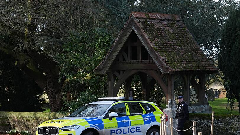 Die Polizei f&uuml;hrt ihre Ermittlungen gegen Andrew fort.
