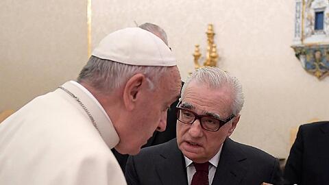Martin Scorsese (r.) mit dem mittlerweile verstorbenen Papst Franziskus bei einer Audienz im Vatikan im Jahr 2023.