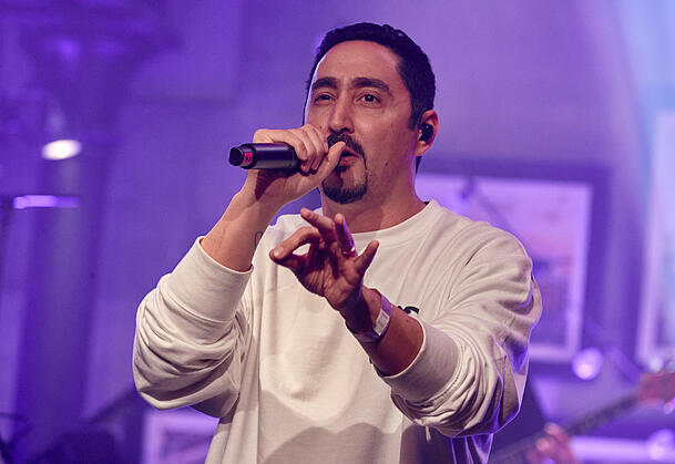 In seinem Song "Friedrich" rappte Eko Fresh unter anderem: "Du hast echt bezaubernde Töchter. Wir auch – aber unsere hausen in Löchern." In seinem Song "Friedrich" rappte Eko Fresh unter anderem: "Du hast echt bezaubernde Töchter. Wir auch – aber unsere hausen in Löchern."