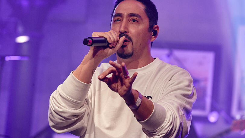 In seinem Song "Friedrich" rappte Eko Fresh unter anderem: "Du hast echt bezaubernde Töchter. Wir auch – aber unsere hausen in Löchern." In seinem Song "Friedrich" rappte Eko Fresh unter anderem: "Du hast echt bezaubernde Töchter. Wir auch – aber unsere hausen in Löchern."
