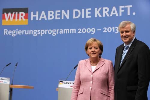Inszenieren sich als kraftvolle Politiker der Mitte: Angela Merkel und Horst Seehofer.