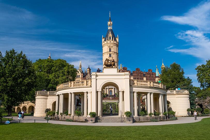 Die Geschichte des Schloss Schwerin geht 1.000 Jahre zurück, der heutige Prachtbau wurde jedoch erst ab 1845 in einem großen Umbau nach französischen Vorbildern im Neorenaissance-Stil geplant und verschaffte dem Schloss Spitznamen wie "Neuschwanstein des Nordens" oder "Cinderella-Schloss". Die Geschichte des Schloss Schwerin geht 1.000 Jahre zurück, der heutige Prachtbau wurde jedoch erst ab 1845 in einem großen Umbau nach französischen Vorbildern im Neorenaissance-Stil geplant und verschaffte dem Schloss Spitznamen wie "Neuschwanstein des Nordens" oder "Cinderella-Schloss".
