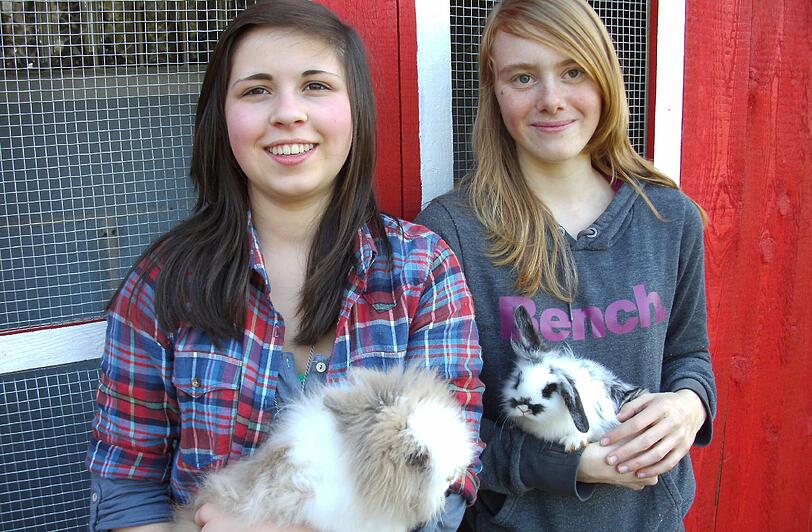 Leidenschaftliche &bdquo;Kaninhopper&ldquo;: Paula Wein (li.) und Anna-Lena Kreidl aus Hersbruck mit ihrem Hasen Milly Vanilly.