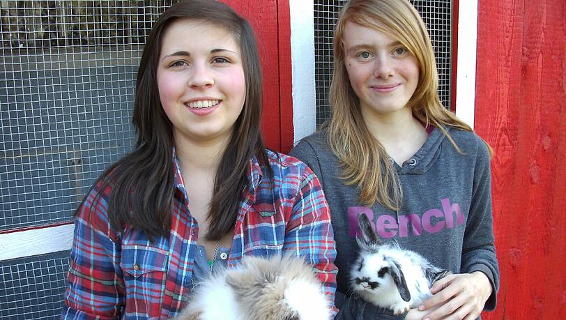 Leidenschaftliche „Kaninhopper“: Paula Wein (li.) und Anna-Lena Kreidl aus Hersbruck mit ihrem Hasen Milly Vanilly. Leidenschaftliche „Kaninhopper“: Paula Wein (li.) und Anna-Lena Kreidl aus Hersbruck mit ihrem Hasen Milly Vanilly.