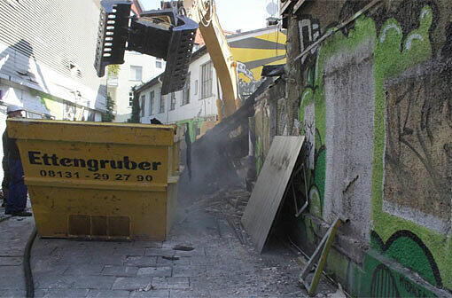 Ein Bagger und ein Container - sie besiegelten das Ende der Schwabinger 7.