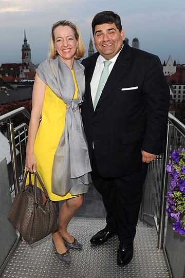 Konstantin Bissias (Geschäftsführer der Reederei Peter Deilmann) und Cornelia Kneissel