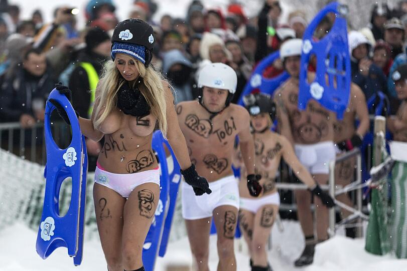 Schnelle Kurven, rasante Fahrten und tiefe Einblicke. Die Bilder von der irren Nackt-Rodel-Gaudi in Altenberg.