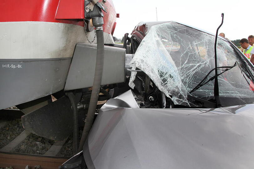 Bei einem schweren Unfall mit einem Regionalzug ist am Mittwochmorgen eine junge Autofahrerin ums Leben gekommen.