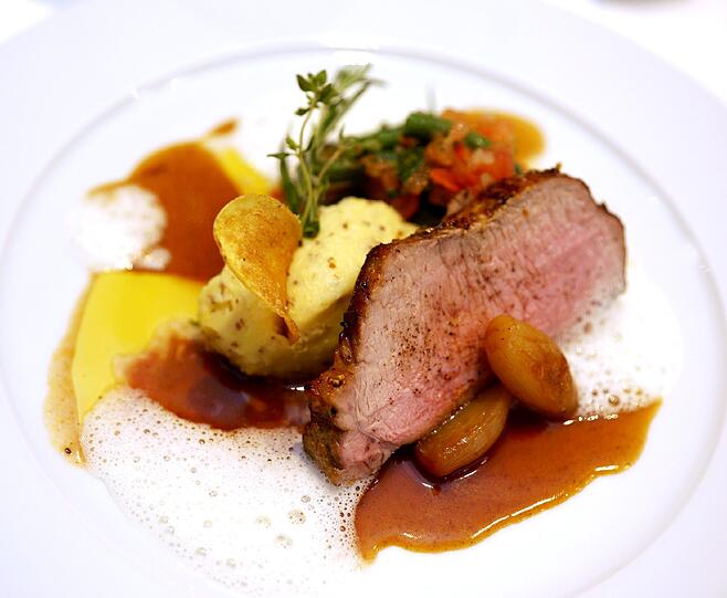 4. Gang: Rosa gebratener Kalbsrücken auf grünen Bohnen mit Tomate und Chili, Kartoffel-Dijonsenf-Püree und Balsamico-Schalotten-Jus
