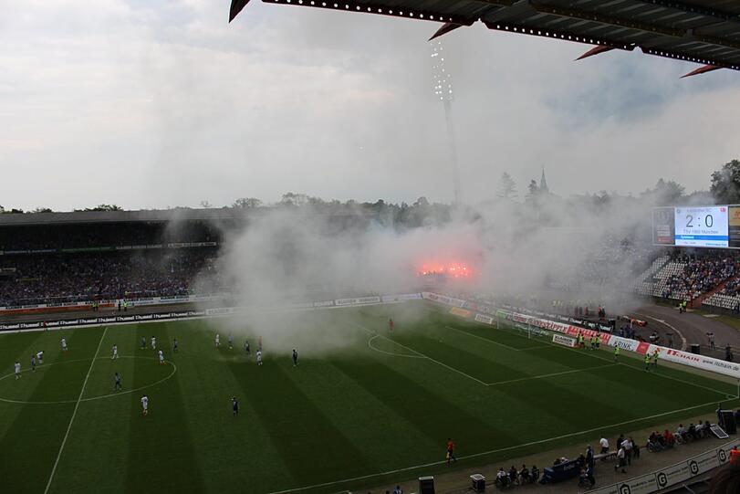 Die Bilder von der Pyro-Show der Löwen-Fans in Karlsruhe