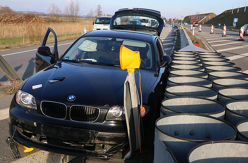 Unfall auf der A 94 bei Heldenstein: Ein Autofahrer fuhr mehrere Warnbarnken um und landete anschließend in einem Fahrbahnteiler. Zuvor wurde er wohl von der Sonne geblendet.