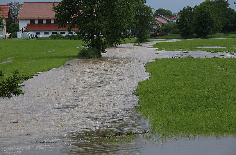 Keller auspumpen und dem Hochwasser Herr werden &ndash; am Sonntagnachmittag war die Feuerwehr in Kirchdorf bei Haag im Einsatz. Die Bilder.