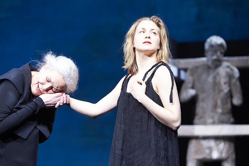 Elisabeth Trissenaar (Frau aus Theben) und Valery Tscheplanowa (Antigone) in Sophokles&rsquo; "Antigone".