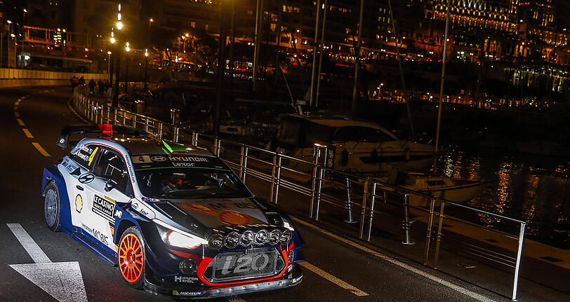 Hayden Paddon beim Start der Rallye Monte Carlo am Donnerstagabend. Nur Stunden später passierte der tödliche Unfall.