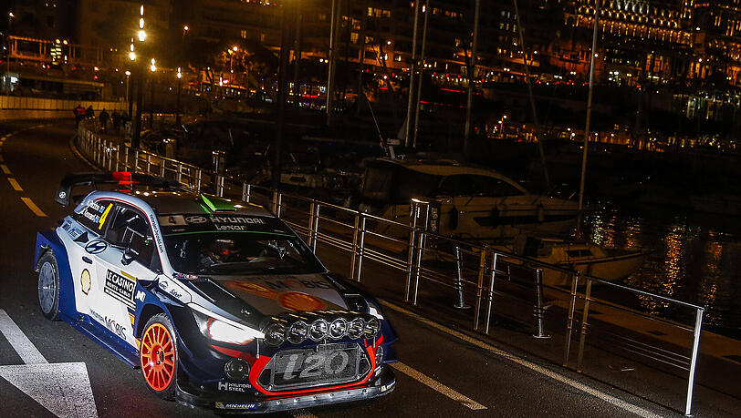 Hayden Paddon beim Start der Rallye Monte Carlo am Donnerstagabend. Nur Stunden später passierte der tödliche Unfall. Hayden Paddon beim Start der Rallye Monte Carlo am Donnerstagabend. Nur Stunden später passierte der tödliche Unfall.