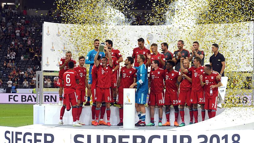 Erstes Saisonspiel, erster Titel: Die Bayern um Trainer Kovac (oben rechts) feiern den Supercup-Sieg in Frankfurt.