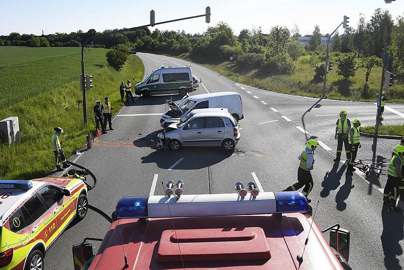 Die drei Autos standen nach dem Zusammenprall allesamt nebeneinander.