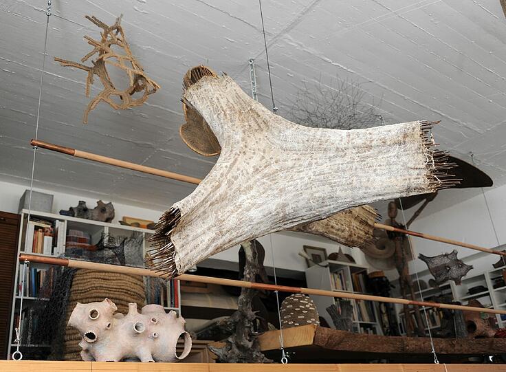 Sie baut ihre Skulpturen aus Papier oder textilem Material auf...