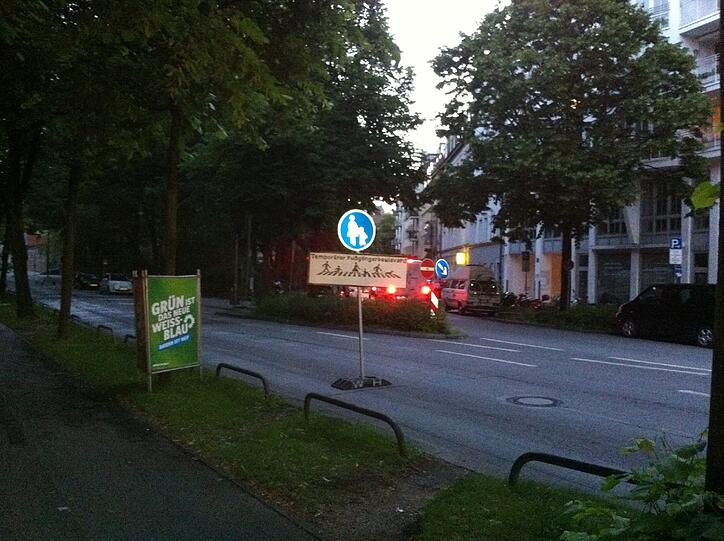 Auto-Sperre am "Isarboulevard": Hier war am Wochenende Platz für weiße Kunst, und für die Fußgänger.