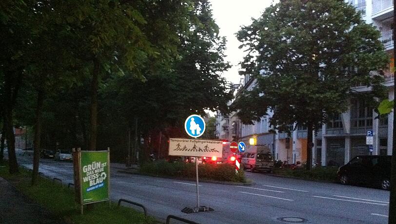 Auto-Sperre am "Isarboulevard": Hier war am Wochenende Platz für weiße Kunst, und für die Fußgänger. Auto-Sperre am "Isarboulevard": Hier war am Wochenende Platz für weiße Kunst, und für die Fußgänger.